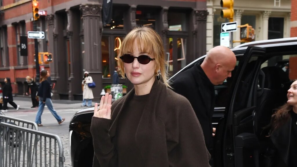 Jennifer Lawrence Zhuzhes up a Classic Fall Outfit