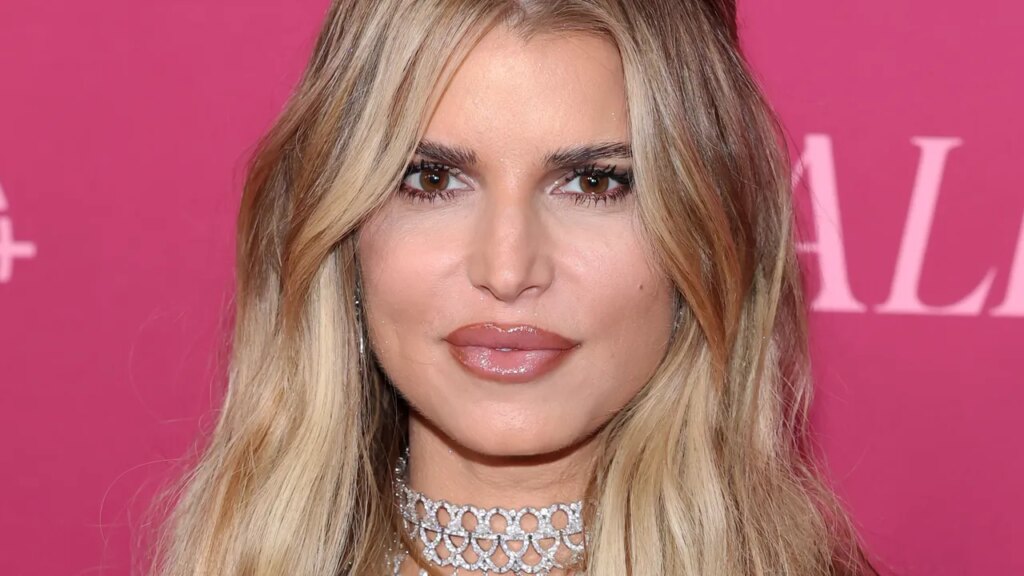 Jessica Simpson’s Smoky Cat-Eye Manicure Has Me Under Its Spell—See the Photos