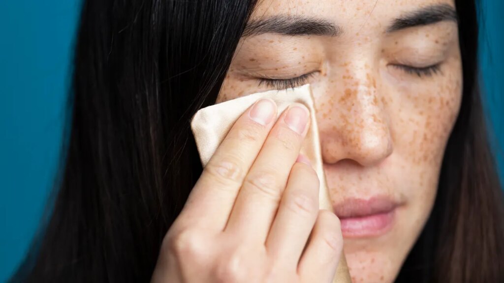 Only One Batch of Neutrogena’s Makeup Remover Wipes Has Been Recalled